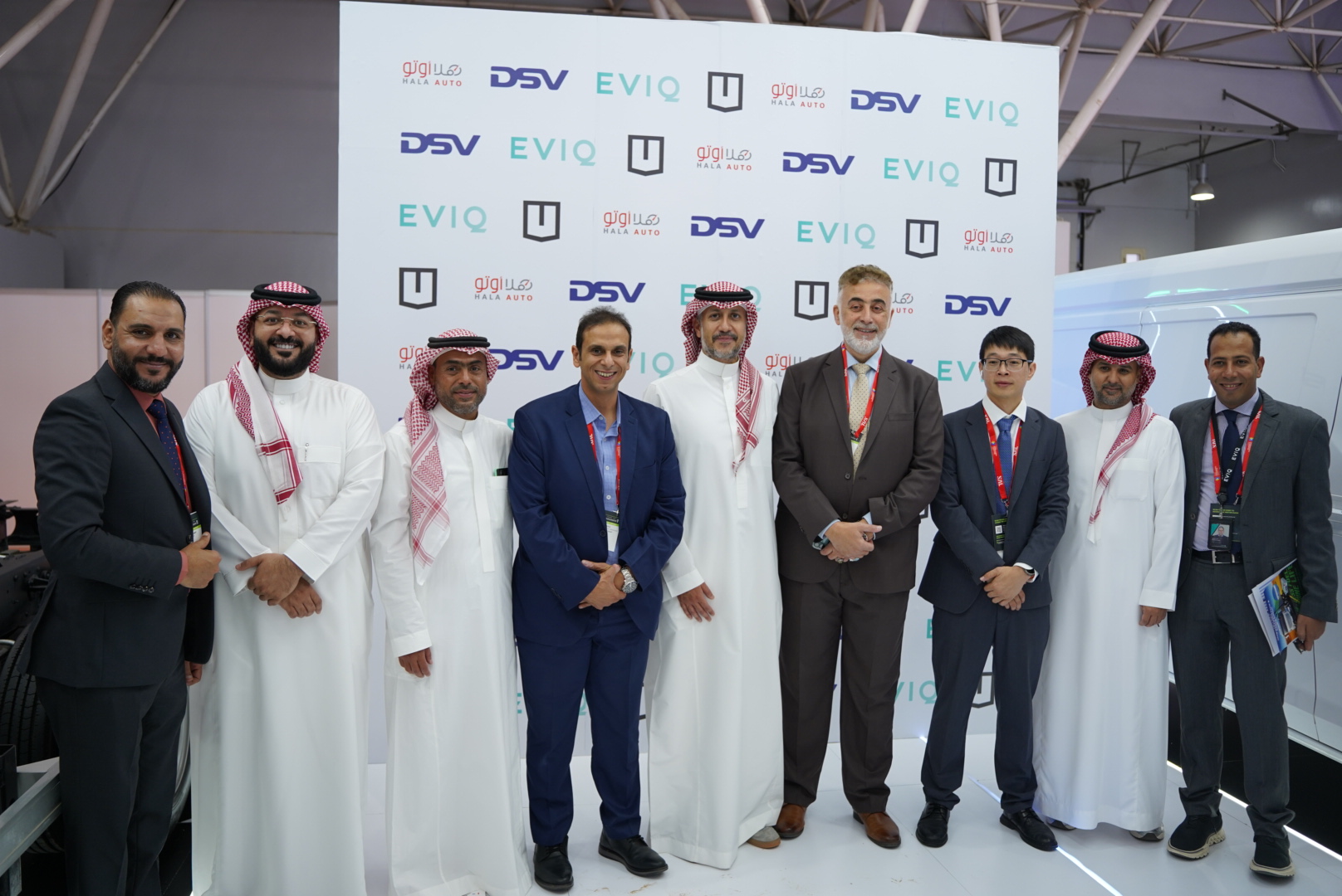 تعاون بين EVIQ وهلا أوتو و DSV لتسريع اعتماد المركبات الكهربائية في قطاع الخدمات اللوجستية بالمملكة